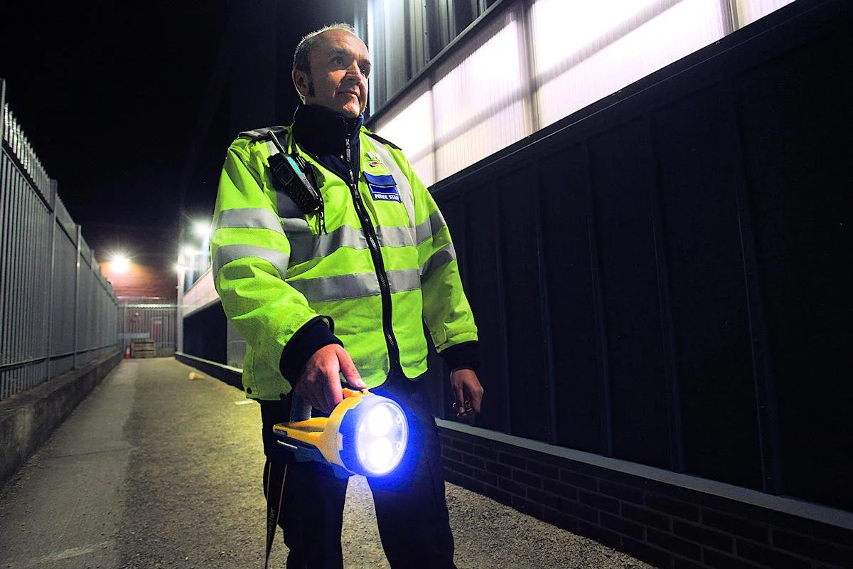 HawkStar | 2500 Lumens | Rechargeable Searchlight - Image 7