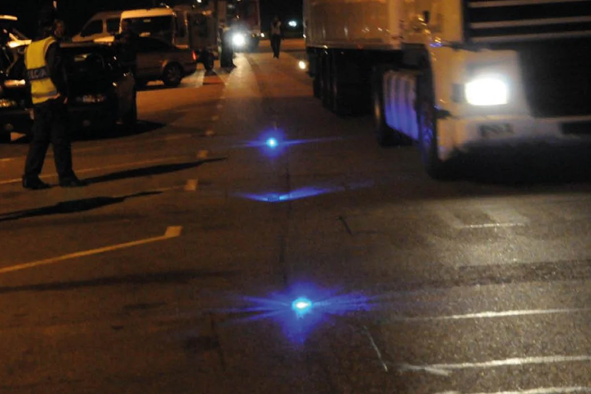 Pulsar Pro Sequential | 360º Illumination | Rechargeable Hazard Warning Light (Set of 5) - Image 2